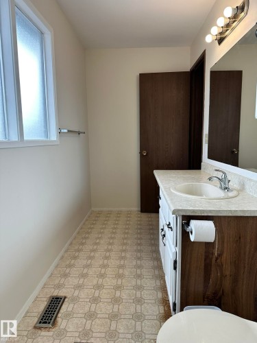 9928 181 Street, Edmonton, AB - Indoor Photo Showing Bathroom