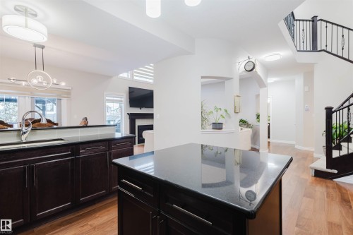 3920 Ginsburg Crescent, Edmonton, AB - Indoor Photo Showing Kitchen