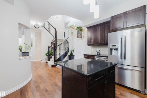 3920 Ginsburg Crescent, Edmonton, AB - Indoor Photo Showing Kitchen