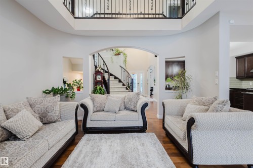 3920 Ginsburg Crescent, Edmonton, AB - Indoor Photo Showing Living Room
