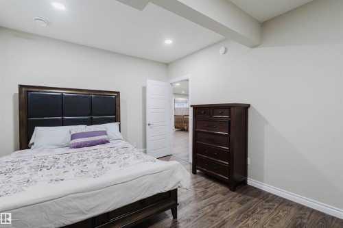 3920 Ginsburg Crescent, Edmonton, AB - Indoor Photo Showing Bedroom