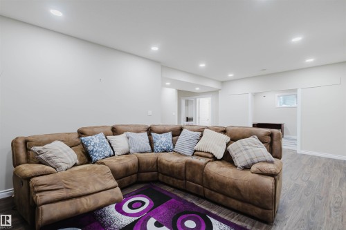 3920 Ginsburg Crescent, Edmonton, AB - Indoor Photo Showing Living Room