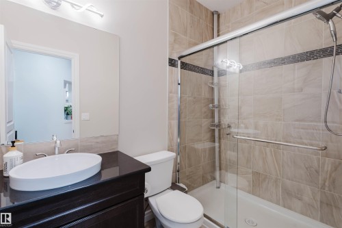3920 Ginsburg Crescent, Edmonton, AB - Indoor Photo Showing Bathroom