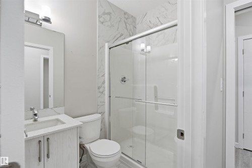 4339 Hawthorn Landing Landing, Edmonton, AB - Indoor Photo Showing Bathroom