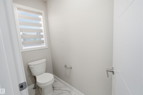 4339 Hawthorn Landing Landing, Edmonton, AB - Indoor Photo Showing Bathroom
