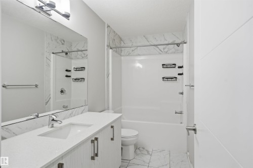 4339 Hawthorn Landing Landing, Edmonton, AB - Indoor Photo Showing Bathroom