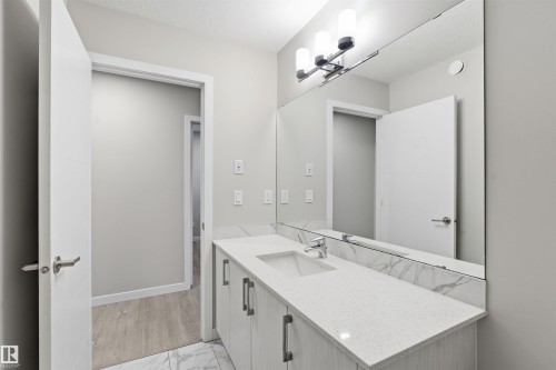 4339 Hawthorn Landing Landing, Edmonton, AB - Indoor Photo Showing Bathroom
