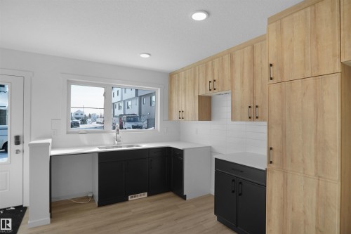 95 1430 Aster Way, Edmonton, AB - Indoor Photo Showing Kitchen