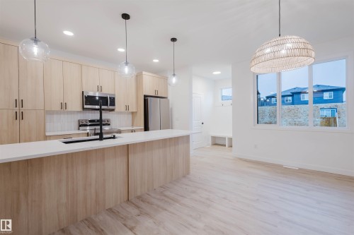 2108 Crossbill Lane, Edmonton, AB - Indoor Photo Showing Kitchen With Upgraded Kitchen