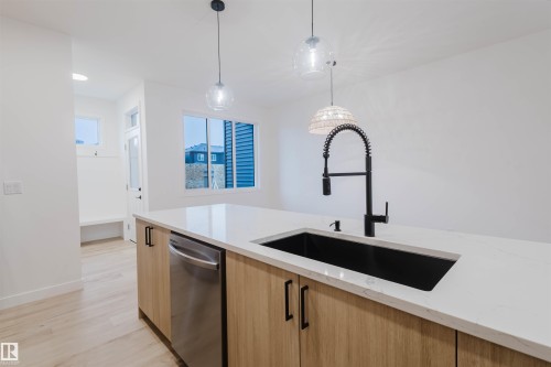 2108 Crossbill Lane, Edmonton, AB - Indoor Photo Showing Kitchen