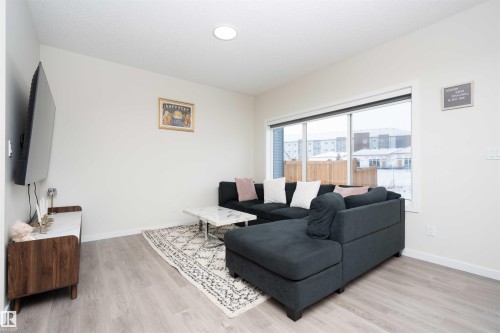 1487 Plum Circle Circle, Edmonton, AB - Indoor Photo Showing Living Room