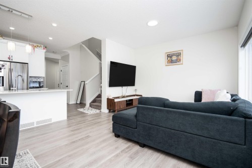 1487 Plum Circle Circle, Edmonton, AB - Indoor Photo Showing Living Room