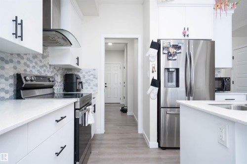 1487 Plum Circle Circle, Edmonton, AB - Indoor Photo Showing Kitchen With Upgraded Kitchen