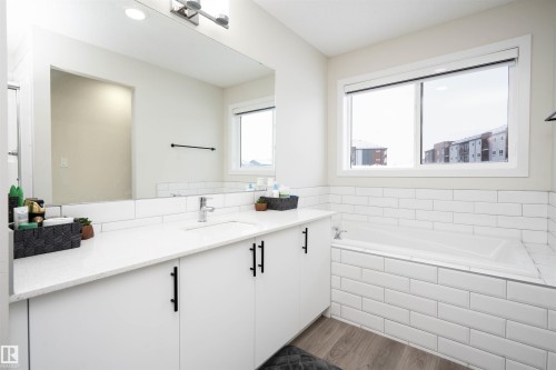 1487 Plum Circle Circle, Edmonton, AB - Indoor Photo Showing Bathroom