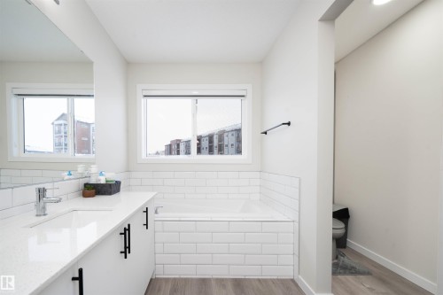 1487 Plum Circle Circle, Edmonton, AB - Indoor Photo Showing Bathroom