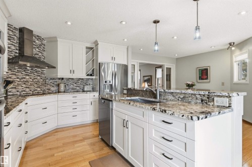 108 Ironwood Place, Edmonton, AB - Indoor Photo Showing Kitchen With Upgraded Kitchen