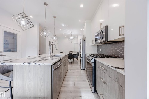 8086 Kiriak Link, Edmonton, AB - Indoor Photo Showing Kitchen With Upgraded Kitchen