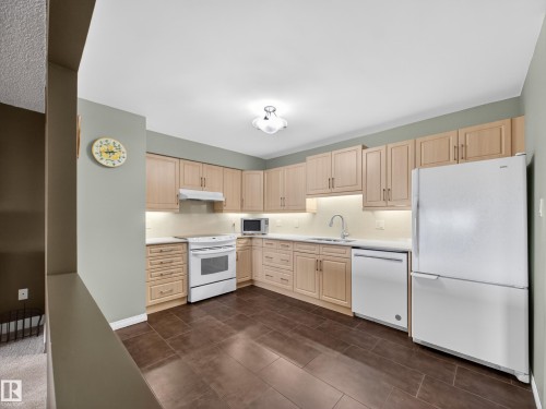 1002 9929 Saskatchewan Drive, Edmonton, AB - Indoor Photo Showing Kitchen