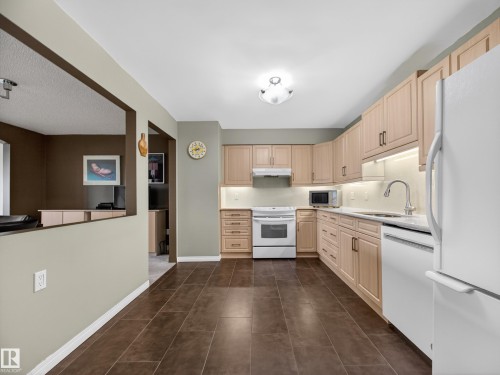 1002 9929 Saskatchewan Drive, Edmonton, AB - Indoor Photo Showing Kitchen