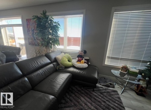 1539 200 Street, Edmonton, AB - Indoor Photo Showing Living Room