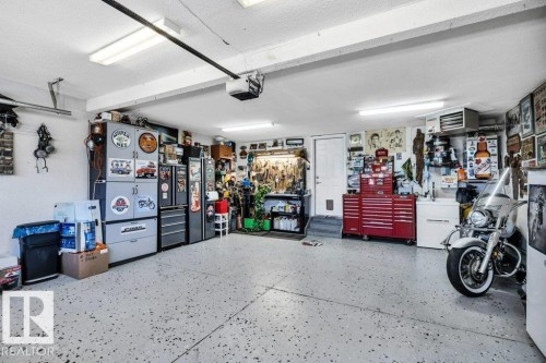 253 Birchwood Drive, Devon, AB - Indoor Photo Showing Garage