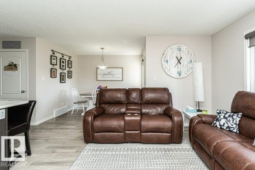 8727 Carson Way, Edmonton, AB - Indoor Photo Showing Living Room