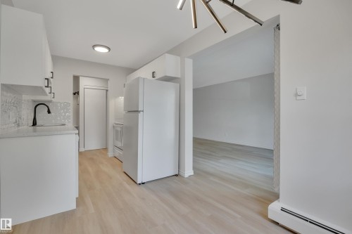 222 5730 Riverbend Road, Edmonton, AB - Indoor Photo Showing Kitchen