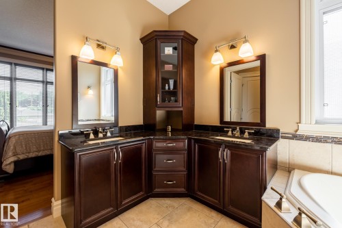 7620 98A Avenue, Edmonton, AB - Indoor Photo Showing Bathroom