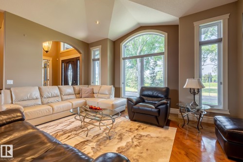7620 98A Avenue, Edmonton, AB - Indoor Photo Showing Living Room