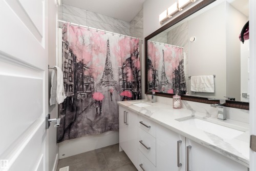 9338 Pear Link, Edmonton, AB - Indoor Photo Showing Bathroom