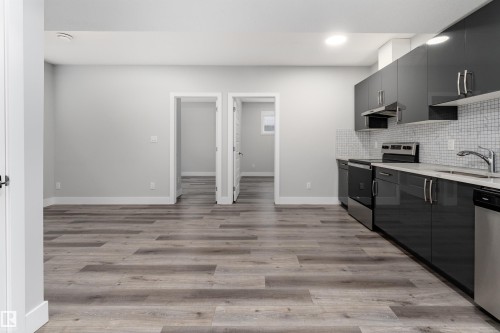 9338 Pear Link, Edmonton, AB - Indoor Photo Showing Kitchen