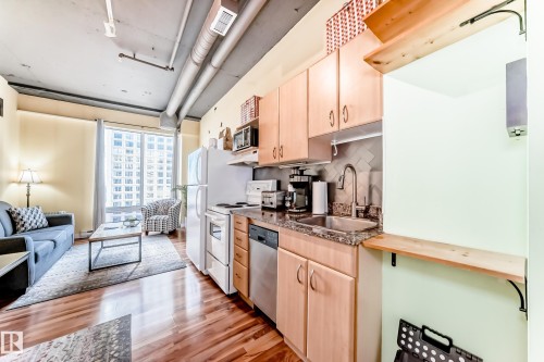 1010 10024 Jasper Avenue, Edmonton, AB - Indoor Photo Showing Kitchen