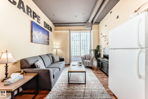 1010 10024 Jasper Avenue, Edmonton, AB - Indoor Photo Showing Living Room