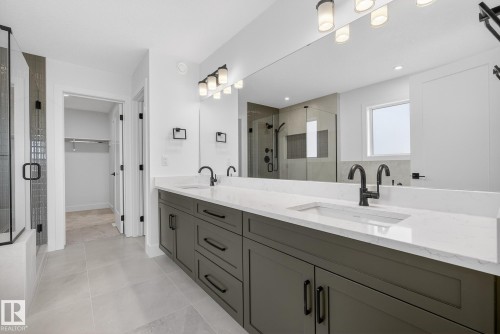 7087 Kiviaq Crescent, Edmonton, AB - Indoor Photo Showing Bathroom