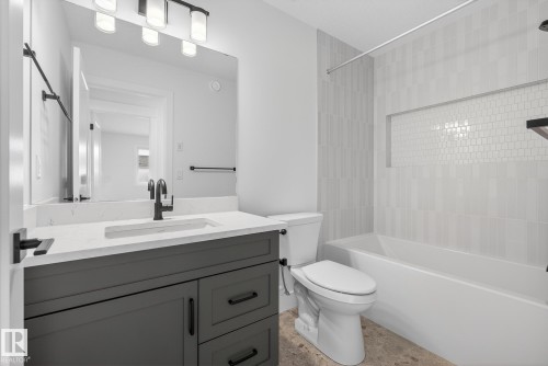7087 Kiviaq Crescent, Edmonton, AB - Indoor Photo Showing Bathroom
