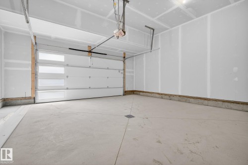 7087 Kiviaq Crescent, Edmonton, AB - Indoor Photo Showing Garage