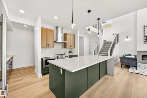 7087 Kiviaq Crescent, Edmonton, AB - Indoor Photo Showing Kitchen With Upgraded Kitchen