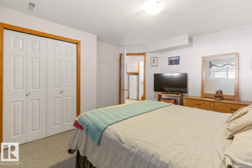 6704 164 Avenue, Edmonton, AB - Indoor Photo Showing Bedroom