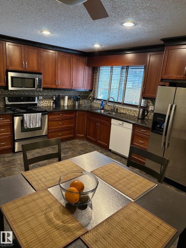171 Willow Drive, Wetaskiwin, AB - Indoor Photo Showing Kitchen With Double Sink