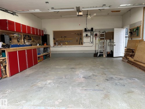 171 Willow Drive, Wetaskiwin, AB - Indoor Photo Showing Garage