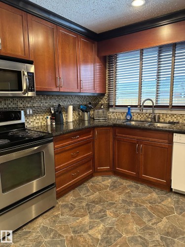 171 Willow Drive, Wetaskiwin, AB - Indoor Photo Showing Kitchen With Double Sink