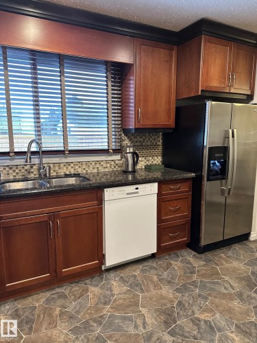 171 Willow Drive, Wetaskiwin, AB - Indoor Photo Showing Kitchen With Double Sink