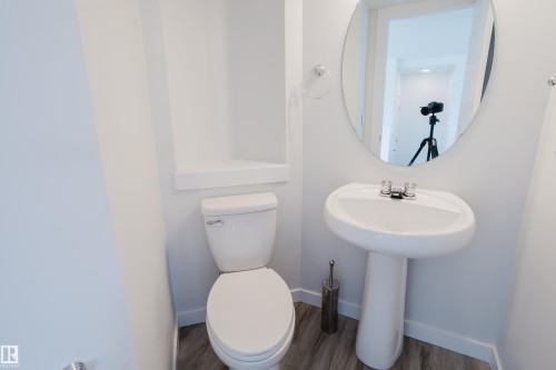 5604 202 Street, Edmonton, AB - Indoor Photo Showing Bathroom