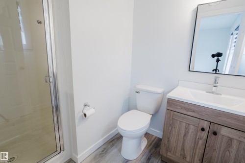 5604 202 Street, Edmonton, AB - Indoor Photo Showing Bathroom
