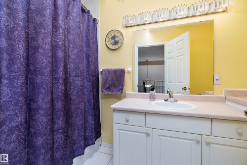 873 Ryan Pl, Edmonton, AB - Indoor Photo Showing Bathroom