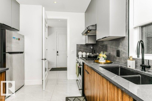2942 Kostash Drive, Edmonton, AB - Indoor Photo Showing Kitchen With Double Sink With Upgraded Kitchen