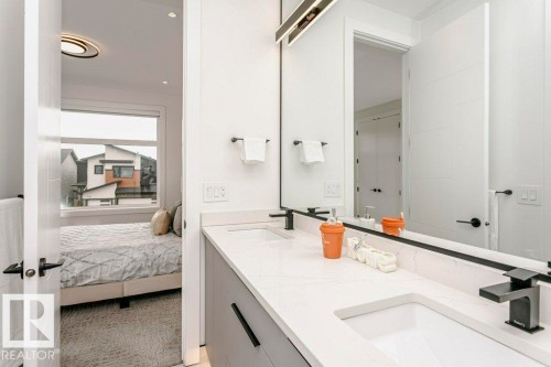 2942 Kostash Drive, Edmonton, AB - Indoor Photo Showing Bathroom