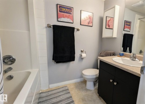201 11408 108 Avenue, Edmonton, AB - Indoor Photo Showing Bathroom