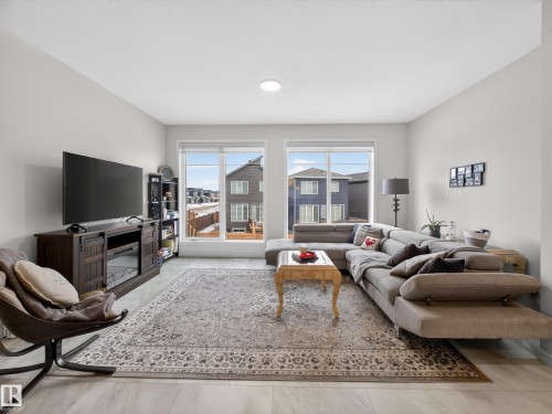 451 39 Street, Edmonton, AB - Indoor Photo Showing Living Room