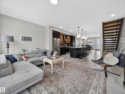 451 39 Street, Edmonton, AB - Indoor Photo Showing Living Room